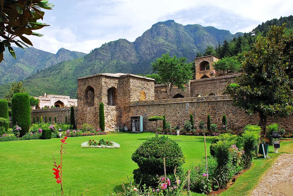 Kashmir Offbeat with Gurez Valley & Sinthan Top photo 4